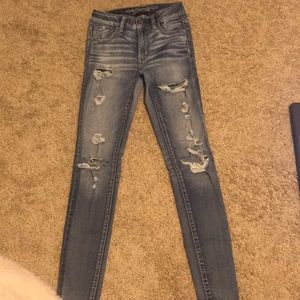 AMERICAN EAGLE RIPPED JEANS